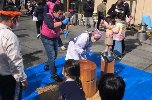 VOL.088 町内会餅つき大会で本社敷地を開放