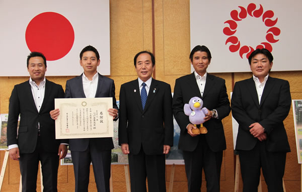 知事公館で行われた感謝状贈呈式にて。上田清司埼玉県知事（中央）、後藤晃宏社長（左から2番目） 