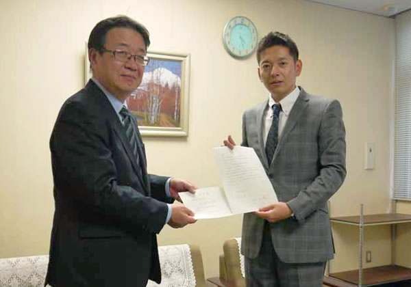 文京区総務部 石嶋総務課長（左）と後藤社長（右）