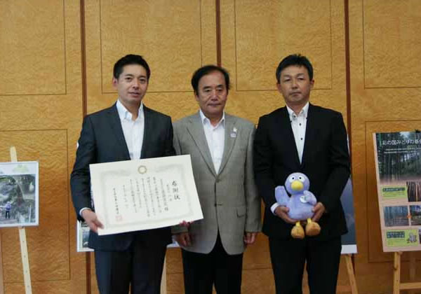 知事公館で行われた感謝状贈呈式にて。上田清司埼玉県知事（中央）、後藤晃宏社長（左）
