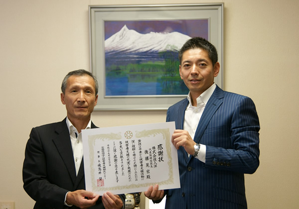 公益社団法人被害者支援都民センター渋谷専務理事（左）と後藤社長 