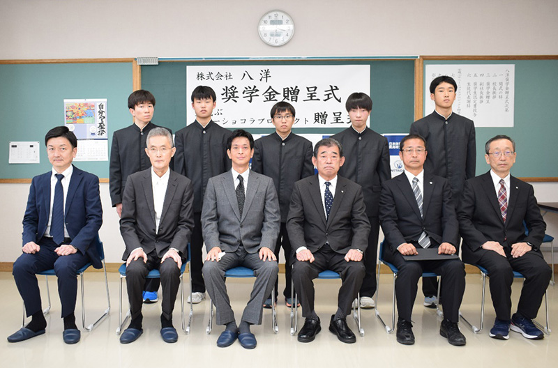 前列中央（右）日本体育大学附属高等支援学校 島崎校長、中央（左）当社後藤副社長