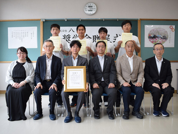 前列中央（右）日本体育大学附属高等支援学校 平野校長、前列中央（左）後藤副社長