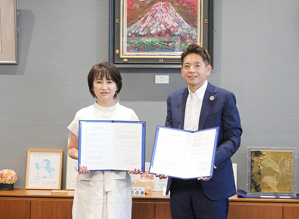 高際みゆき豊島区長（左）と後藤晃宏社長