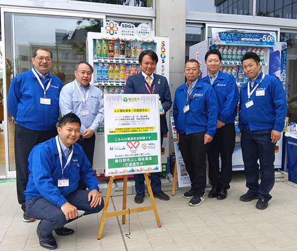 岩谷 一弘市長（後列左から3人目）が展示ブースにお見えになりました