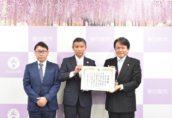 岩谷 一弘市長（右）より感謝状授与