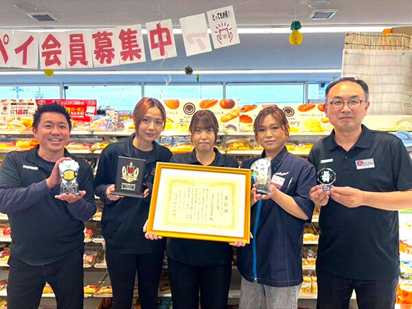 ベストQSC賞に輝いた八洋上三川町役場前店の運営スタッフ