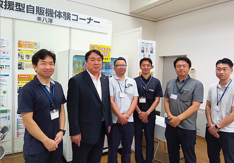 斉藤猛江戸川区長（左から2人目）が展示ブースにお見えになりました