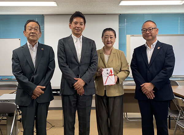 公益財団法人さわやか福祉財団清水肇子理事長（右中央）、後藤晃宏社長（左中央）