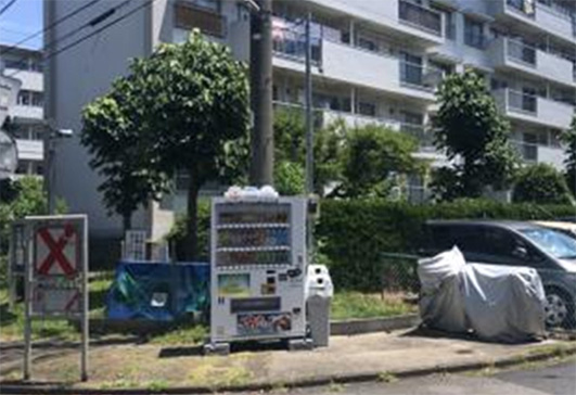 団地の敷地に設置された自販機