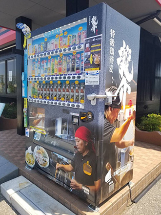 特級鶏蕎麦龍介土浦学園通り店のラッピング自販機