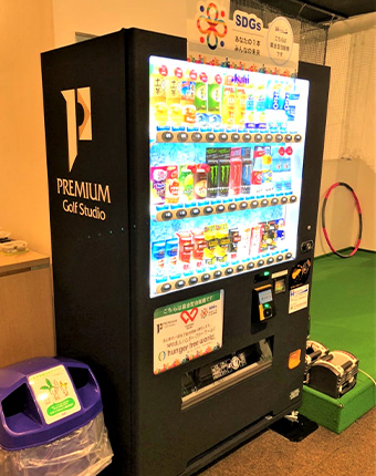 ゴルフ練習場（PGS）のラッピング自販機